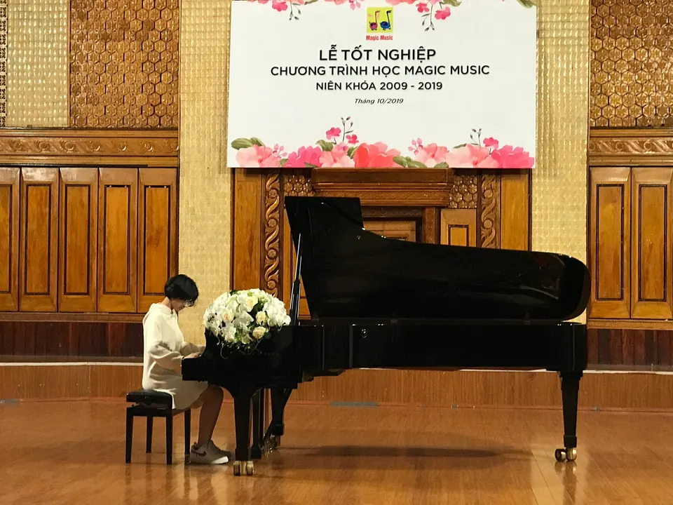 Sân khấu lễ tốt nghiệp của lớp, với cây đàn grand piano